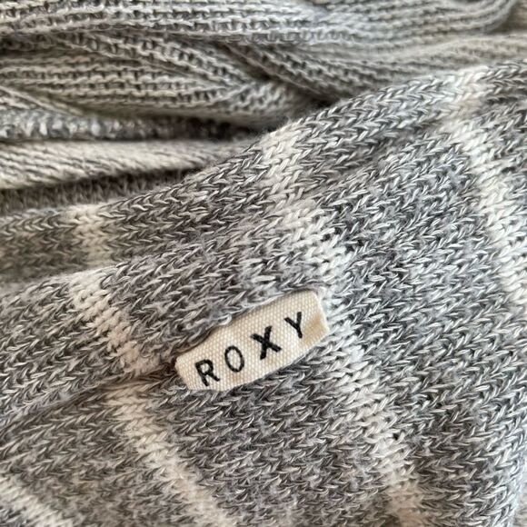 ROXY round neck knit gray and white striped top, 3/4 sleeves, size M. - Picture 7 of 7